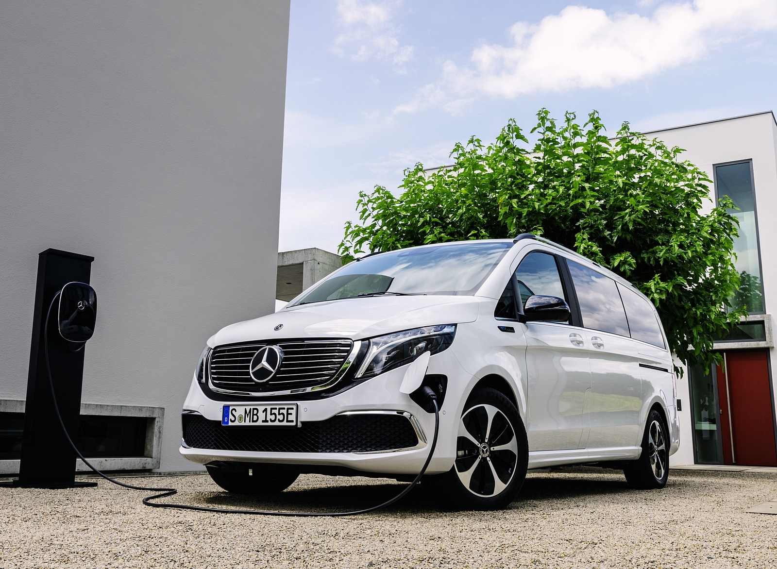 2020 Mercedes-Benz EQV 300 (Color: Mountain Crystal White Metallic) Front Three-Quarter Wallpapers (12)
