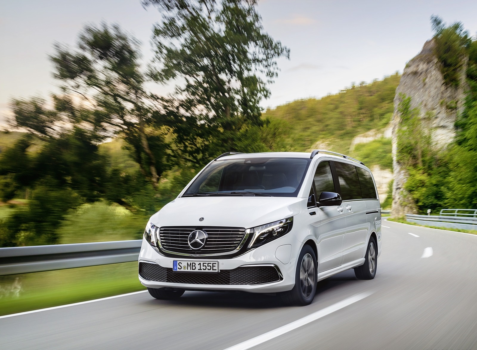 2020 Mercedes-Benz EQV 300 (Color: Mountain Crystal White Metallic) Front Wallpapers (7)