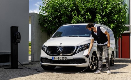 2020 Mercedes-Benz EQV 300 (Color: Mountain Crystal White Metallic) Front Wallpapers 450x275 (11)