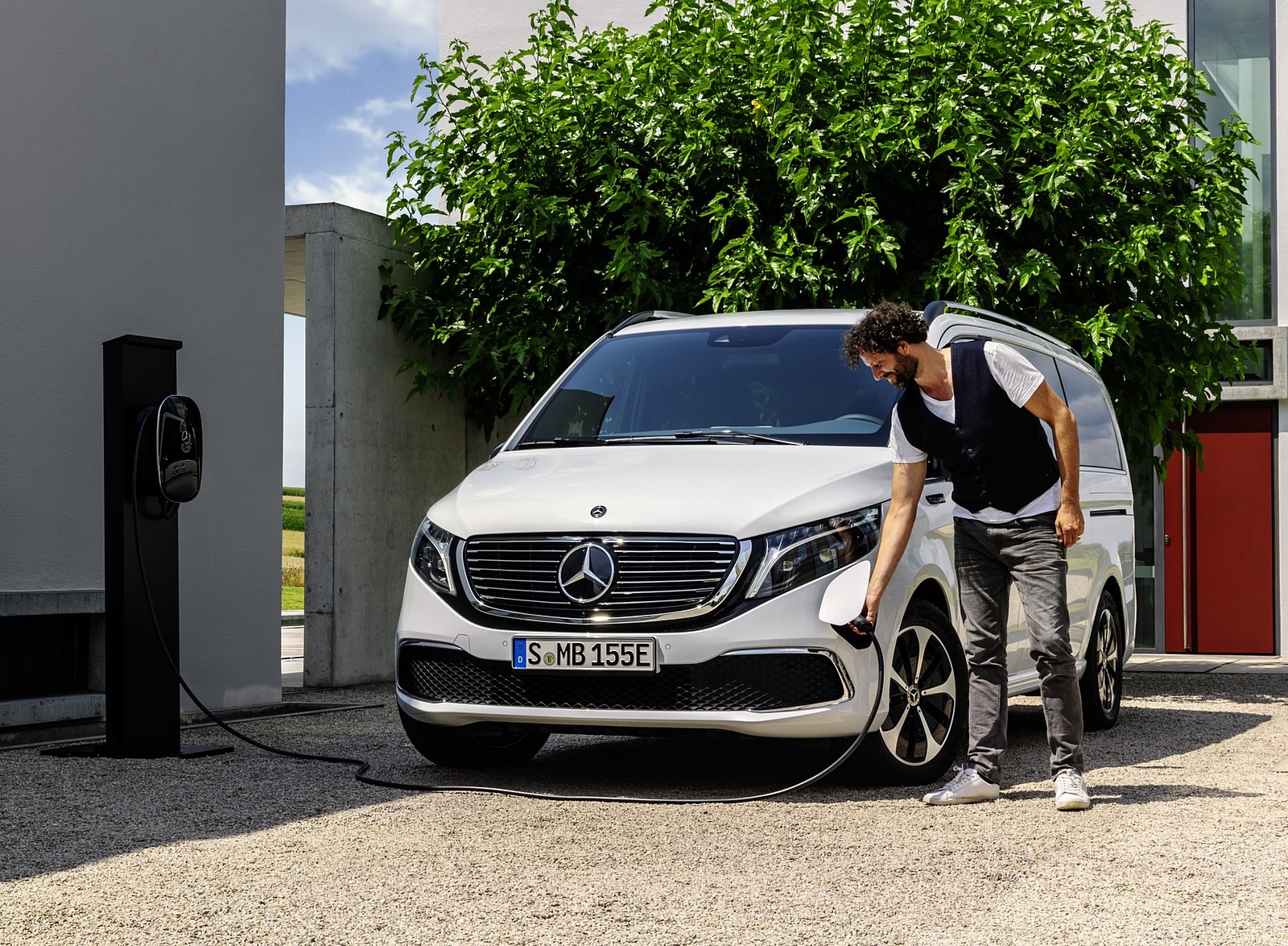 2020 Mercedes-Benz EQV 300 (Color: Mountain Crystal White Metallic) Front Wallpapers (11)