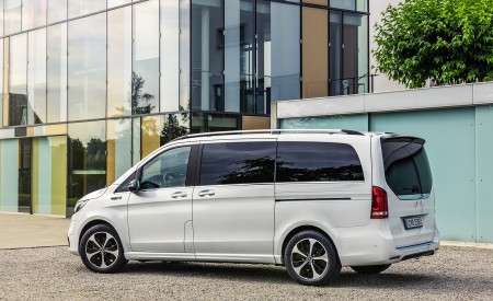 2020 Mercedes-Benz EQV 300 (Color: Mountain Crystal White Metallic) Rear Three-Quarter Wallpapers 450x275 (25)
