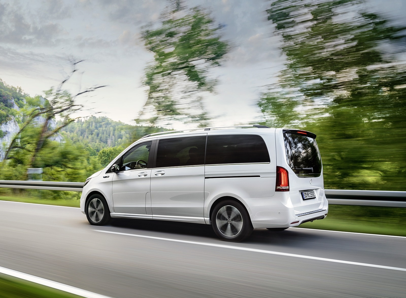 2020 Mercedes-Benz EQV 300 (Color: Mountain Crystal White Metallic) Rear Three-Quarter Wallpapers (9)