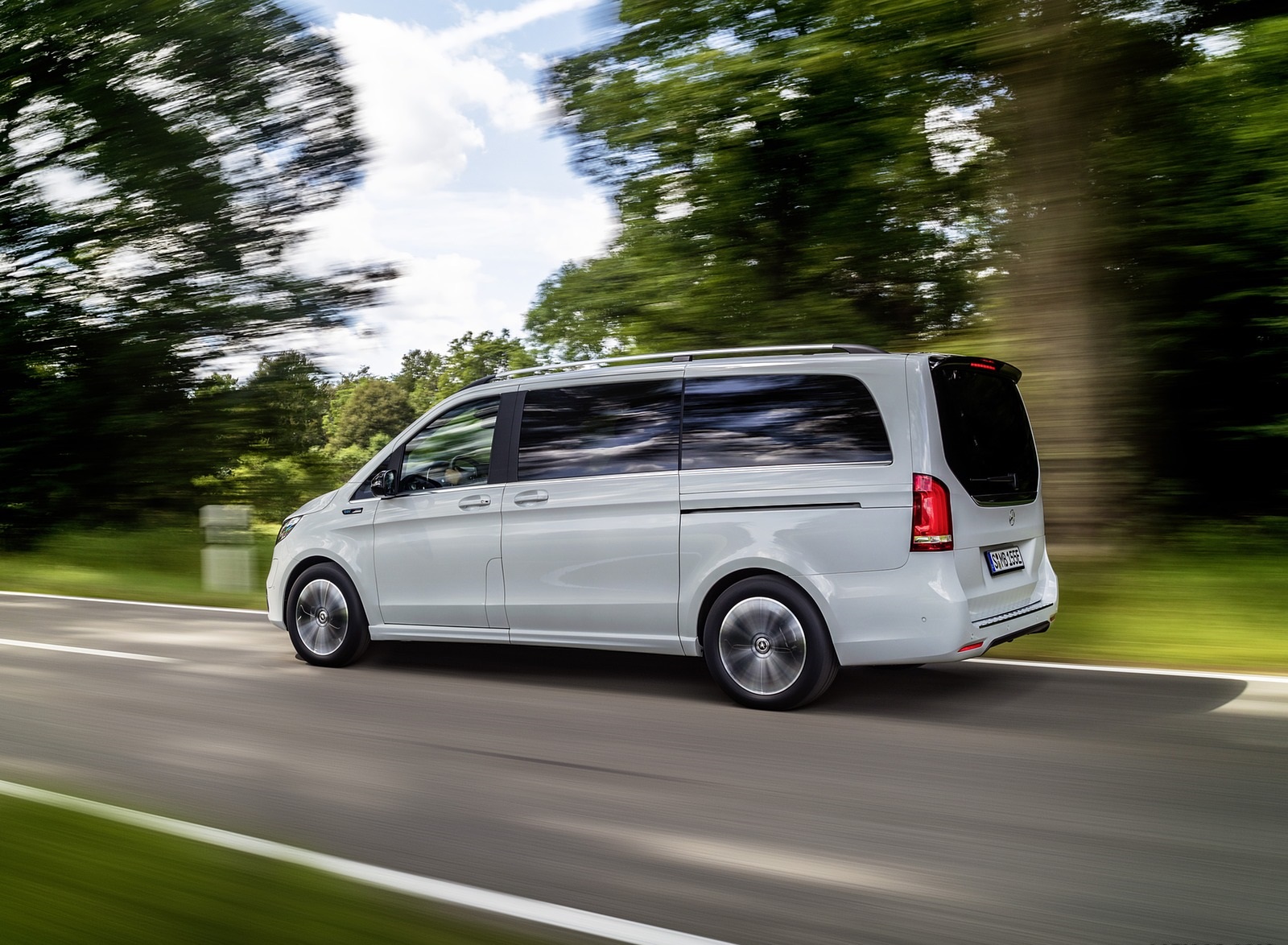 2020 Mercedes-Benz EQV 300 (Color: Mountain Crystal White Metallic) Side Wallpapers (10)