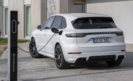 2020 Porsche Cayenne Turbo S E-Hybrid Charging Wallpapers 450x275 (40)