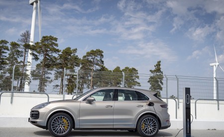 2020 Porsche Cayenne Turbo S E-Hybrid Charging Wallpapers 450x275 (23)