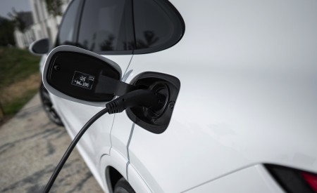 2020 Porsche Cayenne Turbo S E-Hybrid Coupe Charging Wallpapers 450x275 (19)