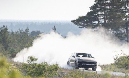 2020 Porsche Cayenne Turbo S E-Hybrid Front Three-Quarter Wallpapers 450x275 (24)