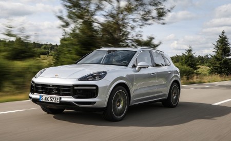 2020 Porsche Cayenne Turbo S E-Hybrid Front Three-Quarter Wallpapers 450x275 (2)