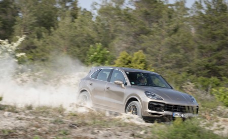 2020 Porsche Cayenne Turbo S E-Hybrid Front Three-Quarter Wallpapers 450x275 (25)