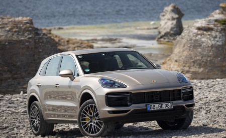 2020 Porsche Cayenne Turbo S E-Hybrid Front Three-Quarter Wallpapers 450x275 (28)