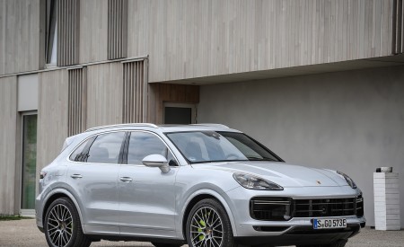 2020 Porsche Cayenne Turbo S E-Hybrid Front Three-Quarter Wallpapers 450x275 (16)