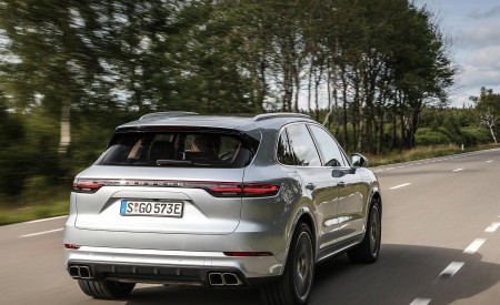 2020 Porsche Cayenne Turbo S E-Hybrid Rear Three-Quarter Wallpapers 450x275 (6)