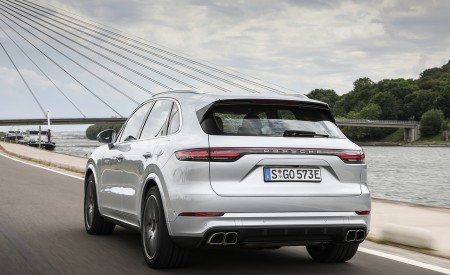 2020 Porsche Cayenne Turbo S E-Hybrid Rear Three-Quarter Wallpapers 450x275 (8)