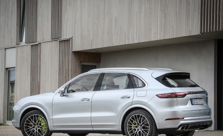 2020 Porsche Cayenne Turbo S E-Hybrid Rear Three-Quarter Wallpapers 450x275 (17)