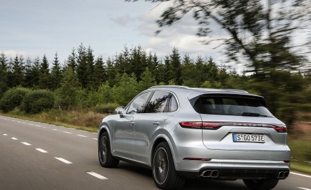 2020 Porsche Cayenne Turbo S E-Hybrid Rear Three-Quarter Wallpapers 450x275 (9)