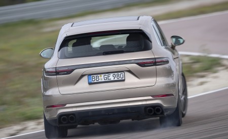 2020 Porsche Cayenne Turbo S E-Hybrid Rear Wallpapers 450x275 (30)