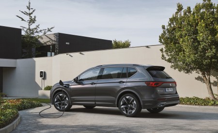 2020 SEAT Tarraco FR PHEV Rear Three-Quarter Wallpapers 450x275 (3)