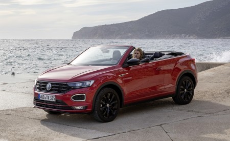 2020 Volkswagen T-Roc Cabriolet Front Three-Quarter Wallpapers 450x275 (126)