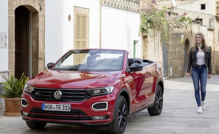 2020 Volkswagen T-Roc Cabriolet Front Three-Quarter Wallpapers 450x275 (115)