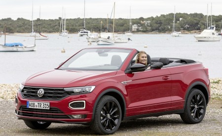 2020 Volkswagen T-Roc Cabriolet Front Three-Quarter Wallpapers 450x275 (127)