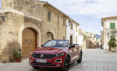 2020 Volkswagen T-Roc Cabriolet Front Three-Quarter Wallpapers 450x275 (116)