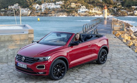 2020 Volkswagen T-Roc Cabriolet Front Three-Quarter Wallpapers 450x275 (101)