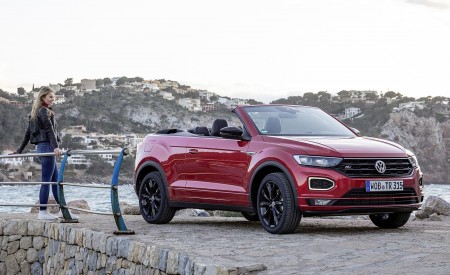 2020 Volkswagen T-Roc Cabriolet Front Three-Quarter Wallpapers 450x275 (102)