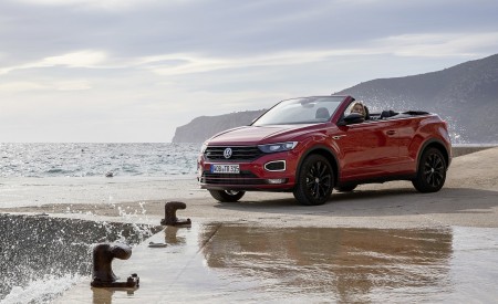 2020 Volkswagen T-Roc Cabriolet Front Three-Quarter Wallpapers 450x275 (129)