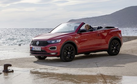 2020 Volkswagen T-Roc Cabriolet Front Three-Quarter Wallpapers 450x275 (130)