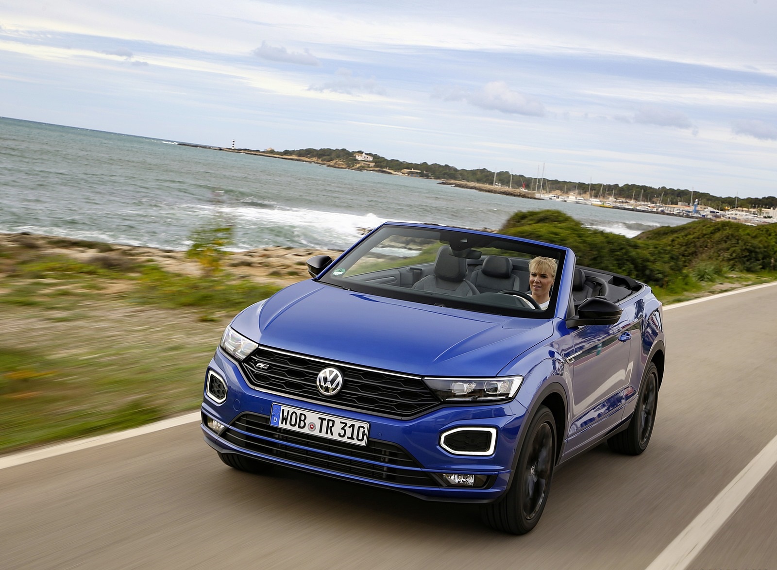 2020 Volkswagen T-Roc Cabriolet Front Three-Quarter Wallpapers #33 of 205