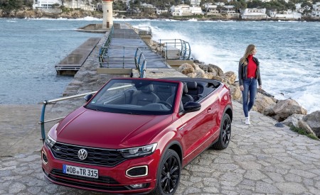 2020 Volkswagen T-Roc Cabriolet Front Three-Quarter Wallpapers 450x275 (120)