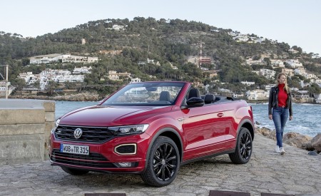 2020 Volkswagen T-Roc Cabriolet Front Three-Quarter Wallpapers 450x275 (112)