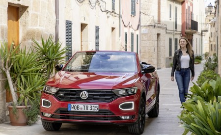 2020 Volkswagen T-Roc Cabriolet Front Wallpapers 450x275 (122)