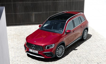 2021 Mercedes-AMG GLB 35 4MATIC (Color: Designo Patagonia Red Metallic) Front Three-Quarter Wallpapers 450x275 (81)