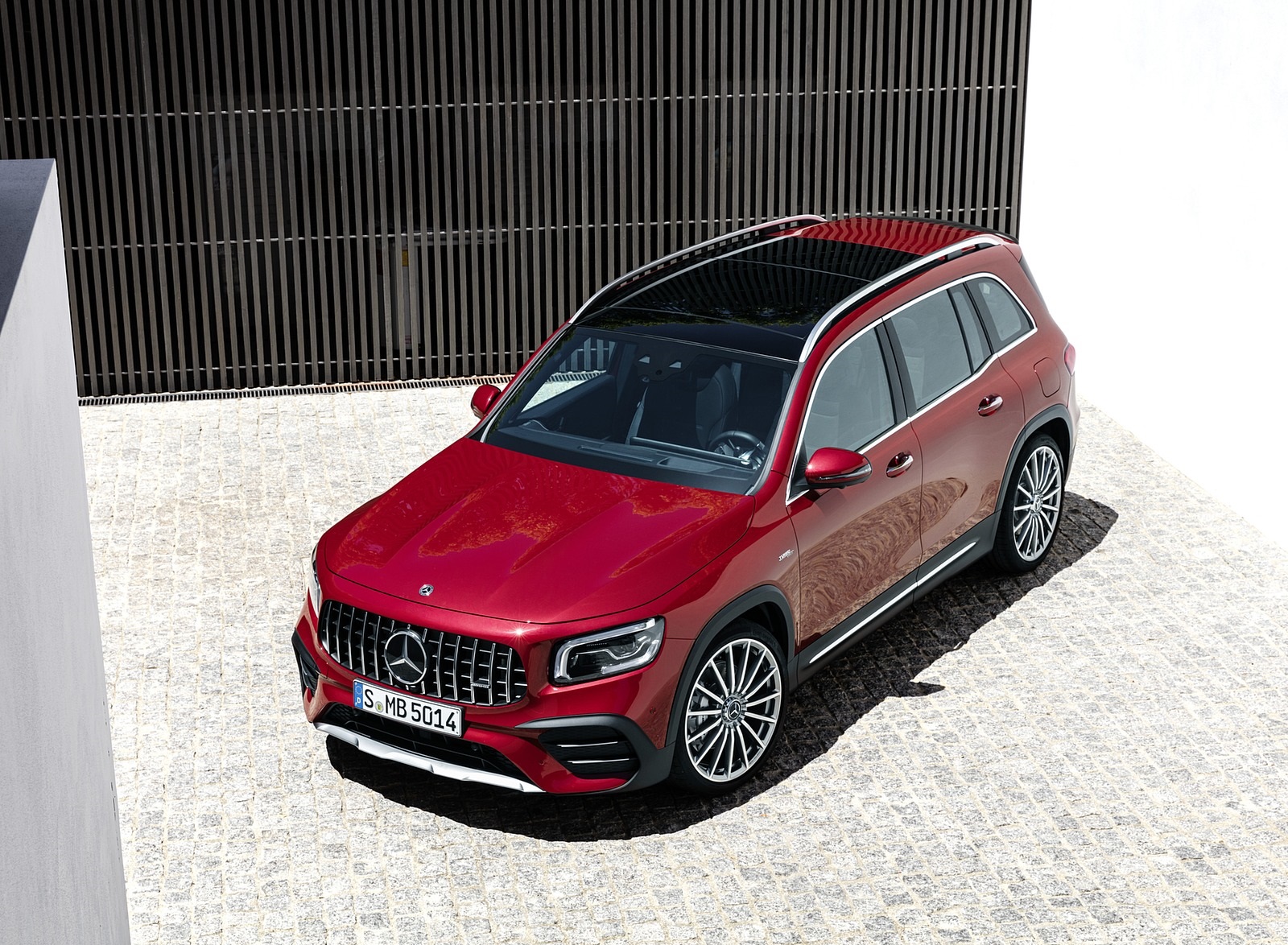 2021 Mercedes-AMG GLB 35 4MATIC (Color: Designo Patagonia Red Metallic) Front Three-Quarter Wallpapers #81 of 95