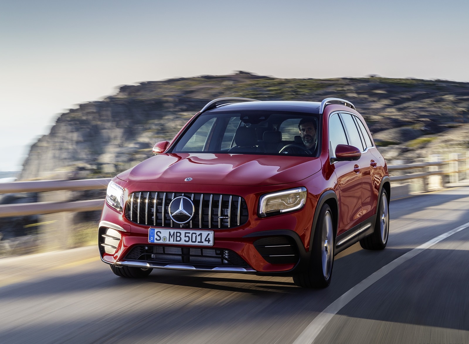 2021 Mercedes-AMG GLB 35 4MATIC (Color: Designo Patagonia Red Metallic) Front Three-Quarter Wallpapers #69 of 95