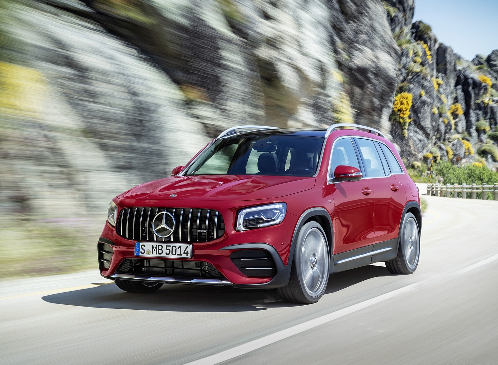 2021 Mercedes-AMG GLB 35 4MATIC (Color: Designo Patagonia Red Metallic) Front Three-Quarter Wallpapers #71 of 95