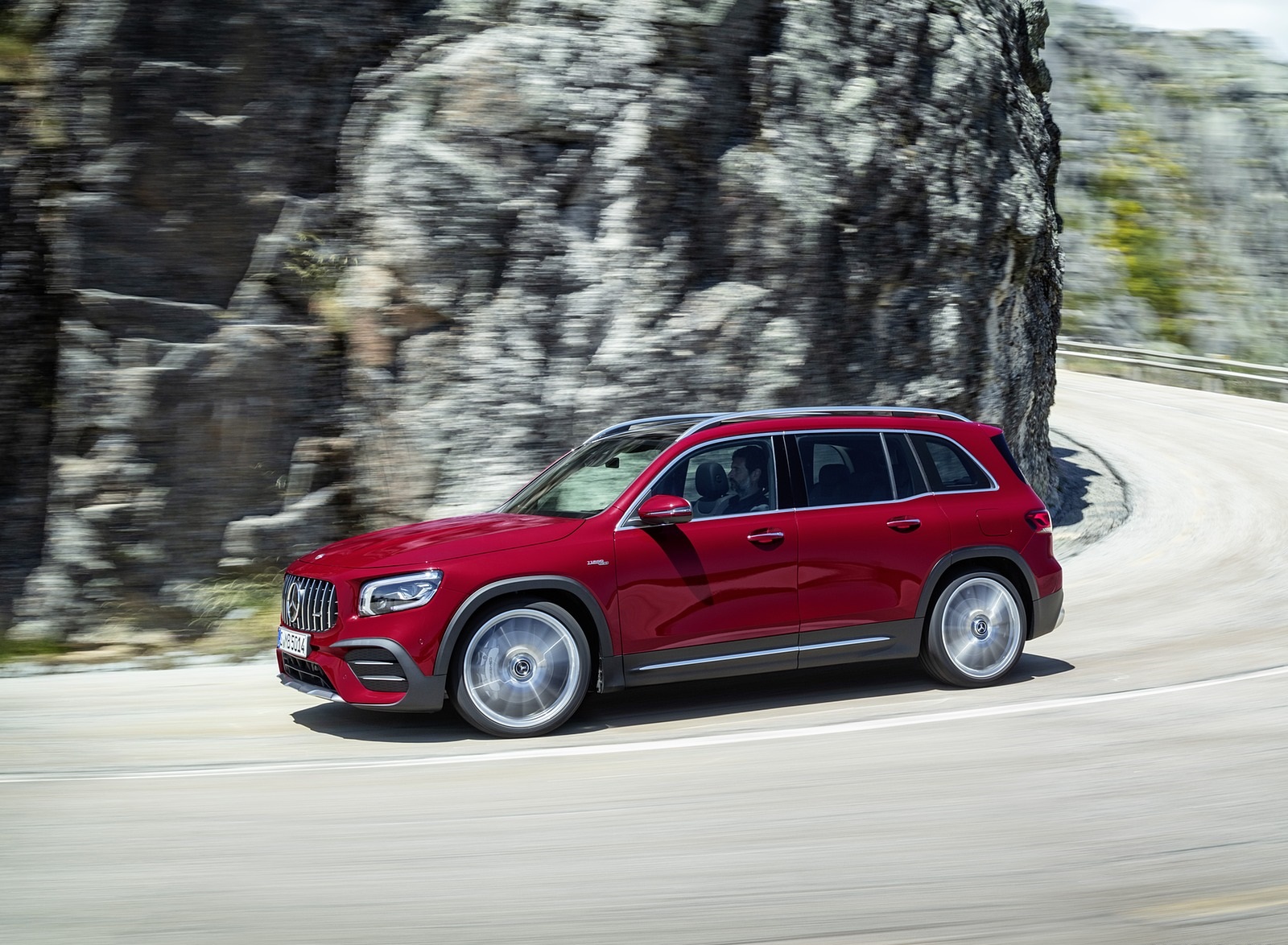 2021 Mercedes-AMG GLB 35 4MATIC (Color: Designo Patagonia Red Metallic) Front Three-Quarter Wallpapers #72 of 95