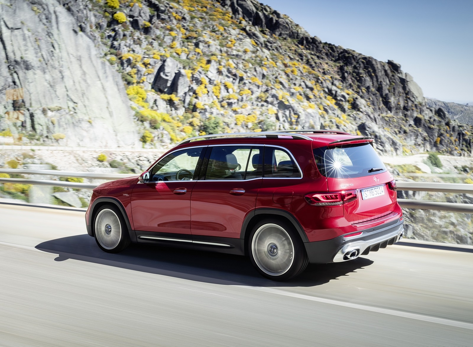 2021 Mercedes-AMG GLB 35 4MATIC (Color: Designo Patagonia Red Metallic) Front Three-Quarter Wallpapers #73 of 95