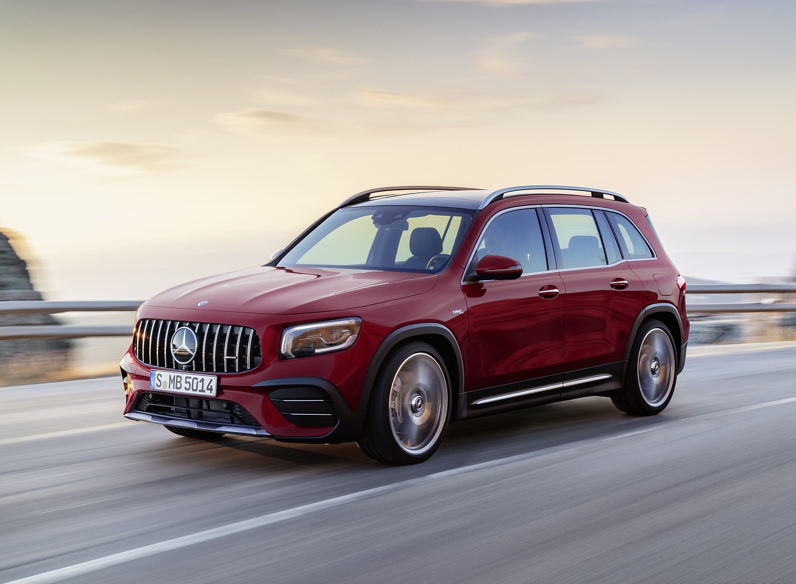 2021 Mercedes-AMG GLB 35 4MATIC (Color: Designo Patagonia Red Metallic) Front Three-Quarter Wallpapers #74 of 95