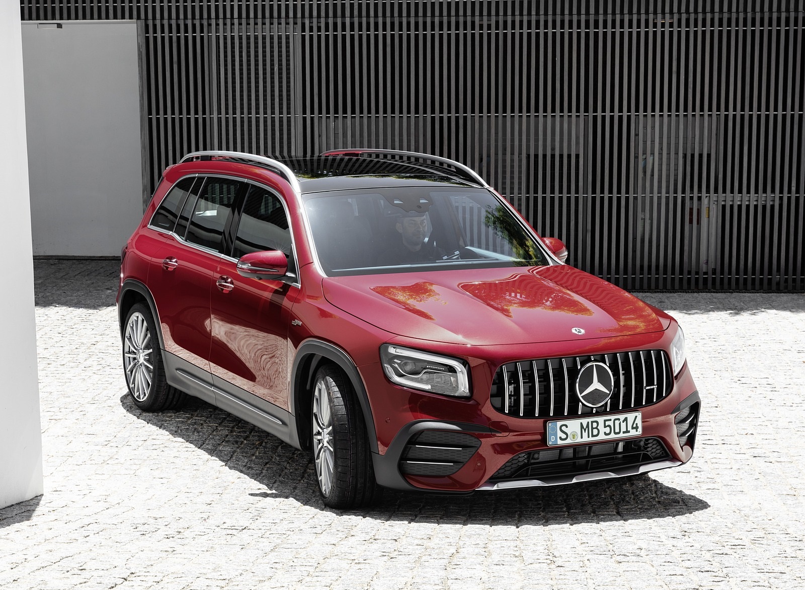 2021 Mercedes-AMG GLB 35 4MATIC (Color: Designo Patagonia Red Metallic) Front Three-Quarter Wallpapers #82 of 95