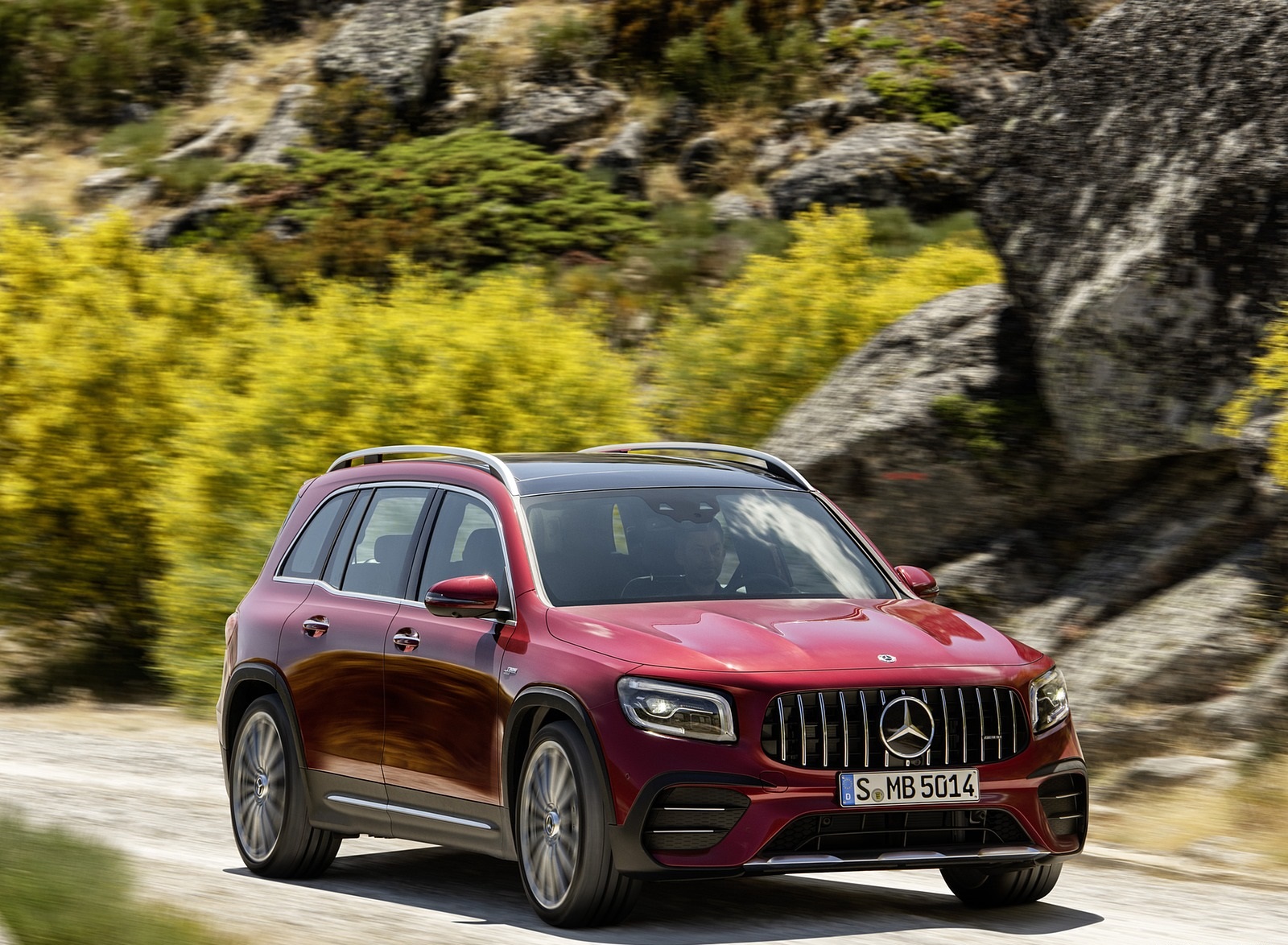 2021 Mercedes-AMG GLB 35 4MATIC (Color: Designo Patagonia Red Metallic) Front Three-Quarter Wallpapers #75 of 95