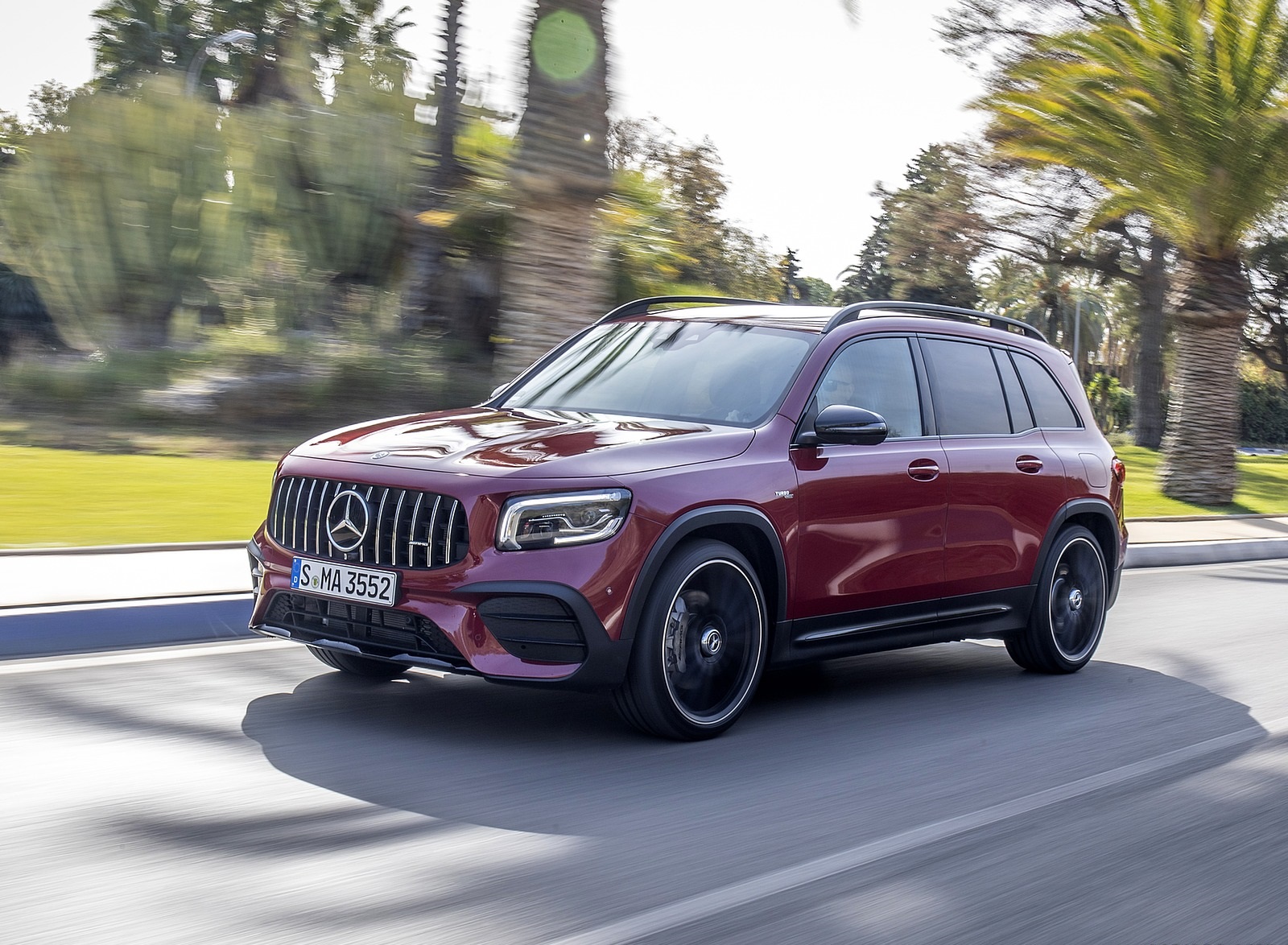 2021 Mercedes-AMG GLB 35 4MATIC (Color: Designo Patagonia Red Metallic) Front Three-Quarter Wallpapers #43 of 95