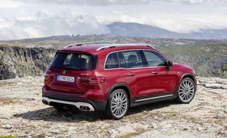 2021 Mercedes-AMG GLB 35 4MATIC (Color: Designo Patagonia Red Metallic) Rear Three-Quarter Wallpapers 450x275 (85)
