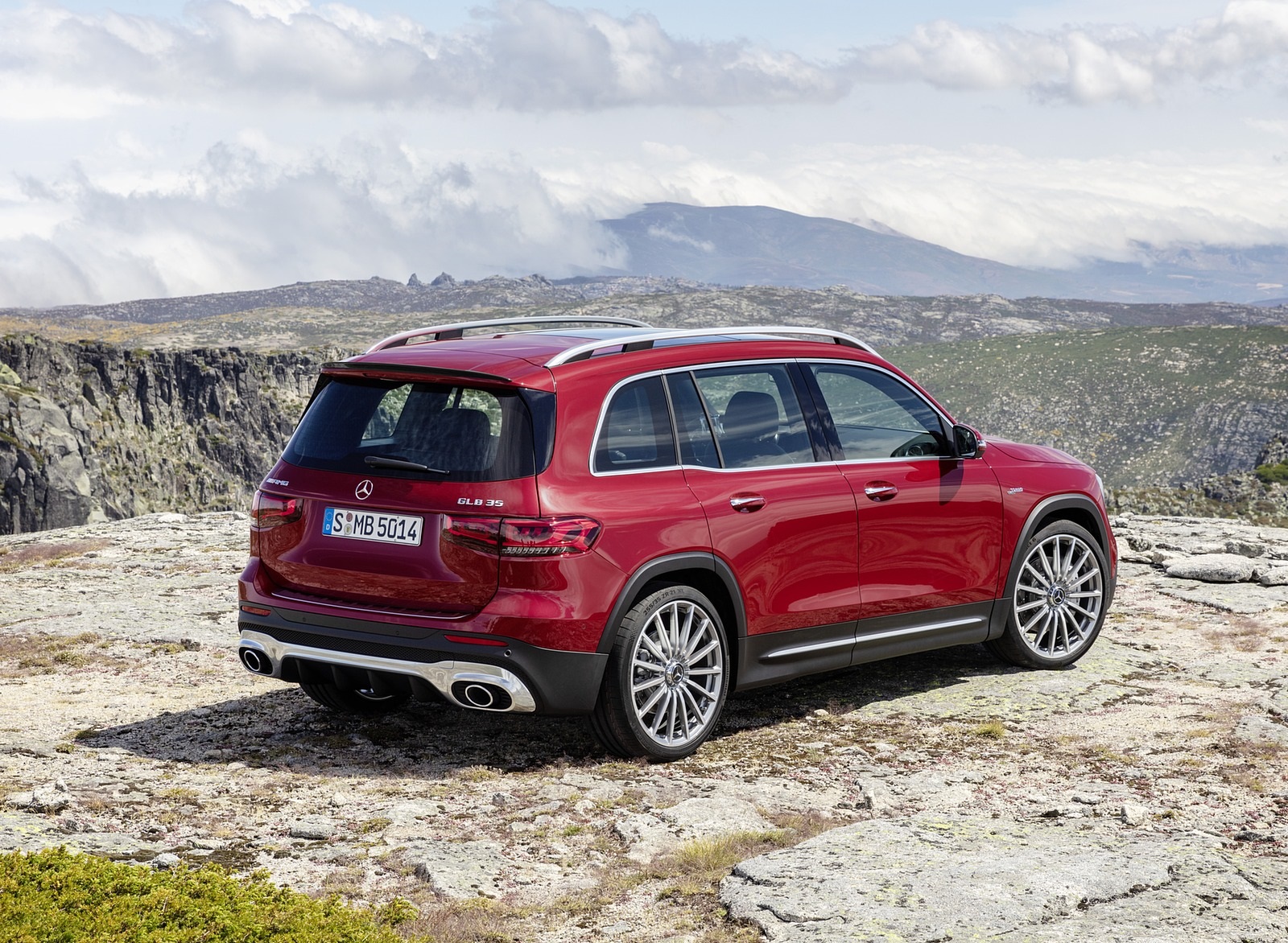 2021 Mercedes-AMG GLB 35 4MATIC (Color: Designo Patagonia Red Metallic) Rear Three-Quarter Wallpapers #85 of 95