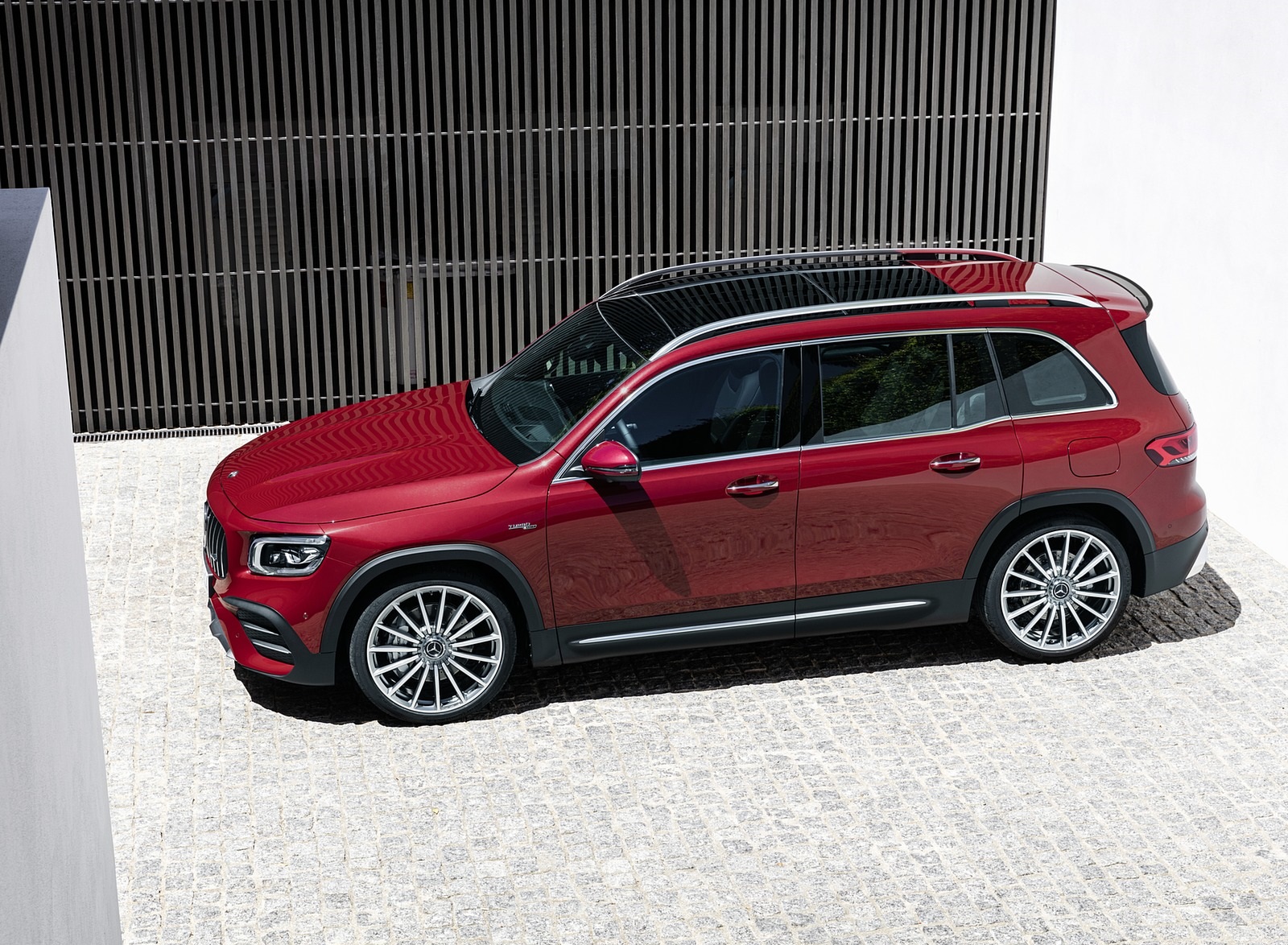 2021 Mercedes-AMG GLB 35 4MATIC (Color: Designo Patagonia Red Metallic) Side Wallpapers #88 of 95