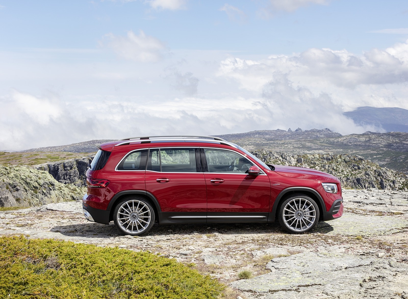 2021 Mercedes-AMG GLB 35 4MATIC (Color: Designo Patagonia Red Metallic) Side Wallpapers #79 of 95