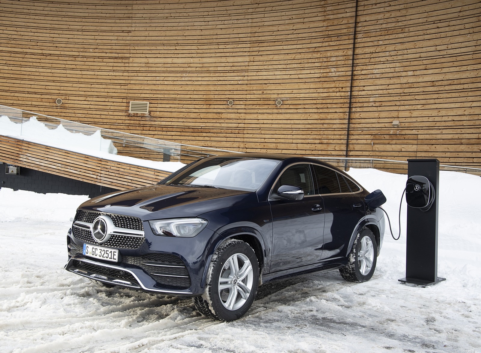 2021 Mercedes-Benz GLE Coupe 350 de 4MATIC Coupe (Color: Cavansite Blue Metallic Diesel Plug-In Hybrid) Charging Wallpapers (9)