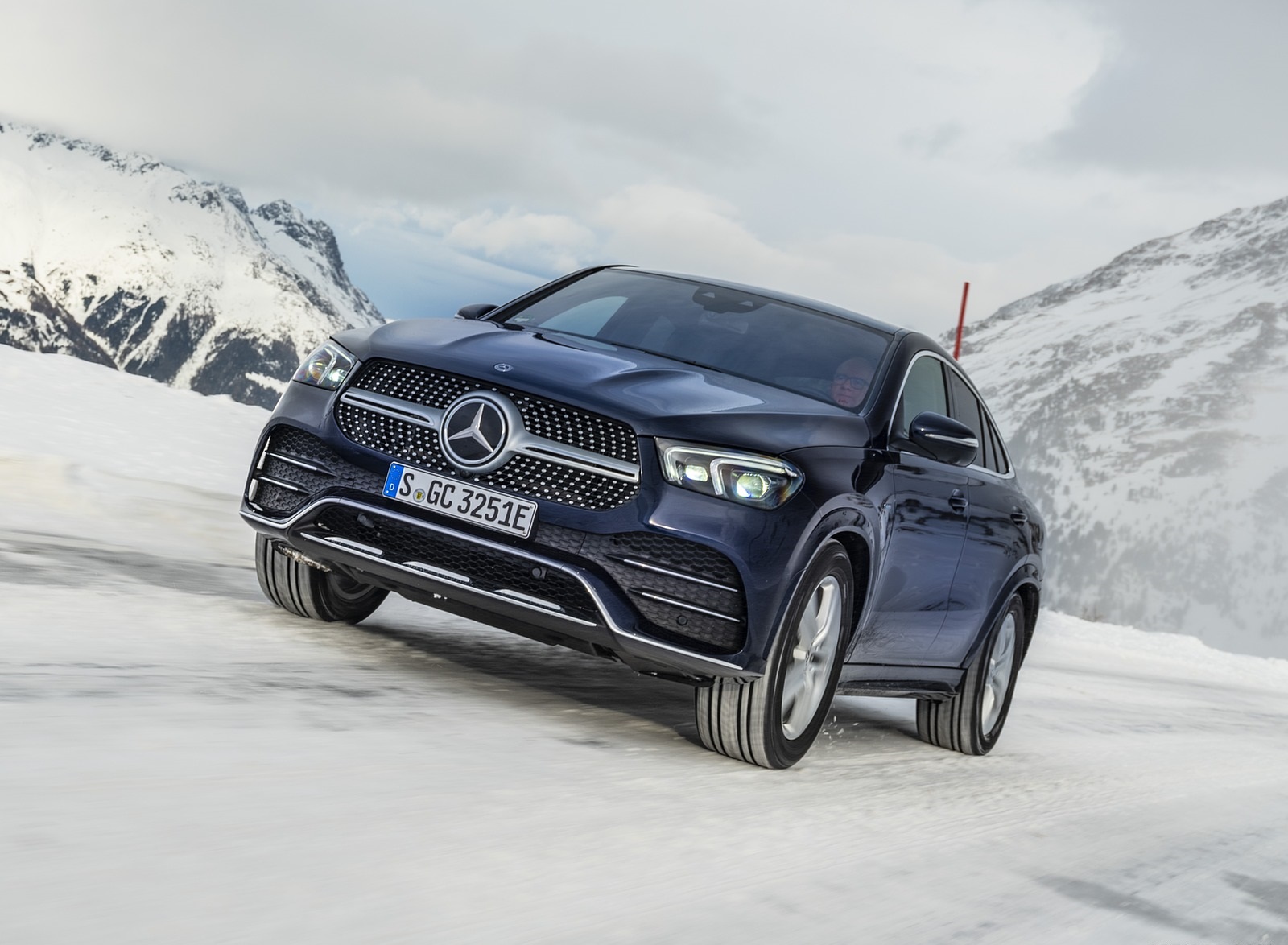 2021 Mercedes-Benz GLE Coupe 350 de 4MATIC Coupe (Color: Cavansite Blue Metallic Diesel Plug-In Hybrid) Front Three-Quarter Wallpapers (7)