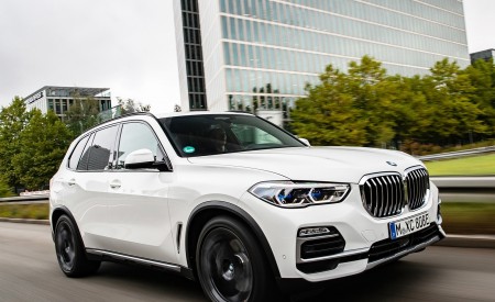 2019 BMW X5 xDrive45e iPerformance Front Three-Quarter Wallpapers 450x275 (18)